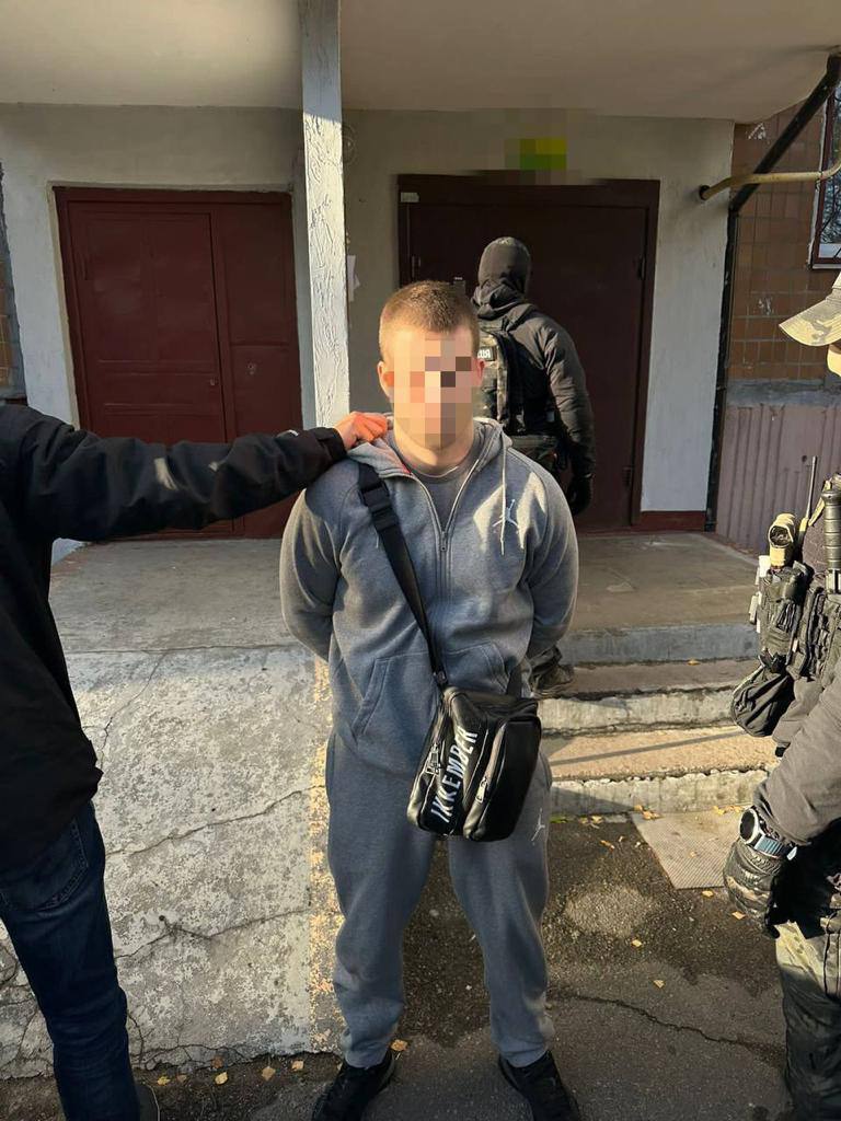 Столичні правоохоронці викрили групу осіб, які били та калічили підприємця, вимагаючи криптовалюту 07