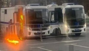 Мужчина бросил "коктейль Молотова" в автозак в центре Москвы. ФОТО