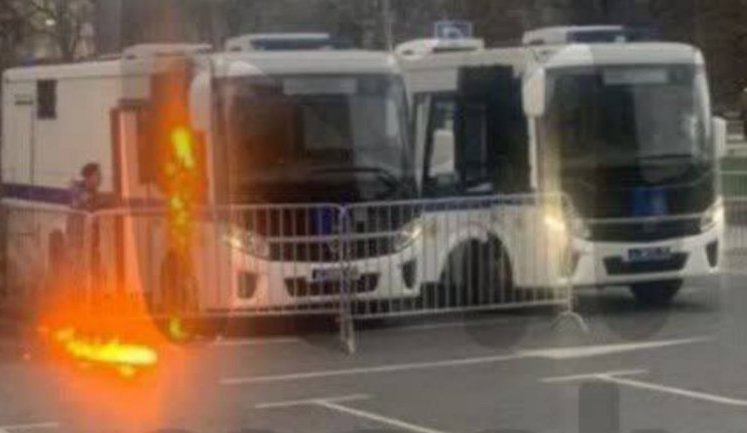 Мужчина бросил "коктейль Молотова" в автозак в центре Москвы. ФОТО