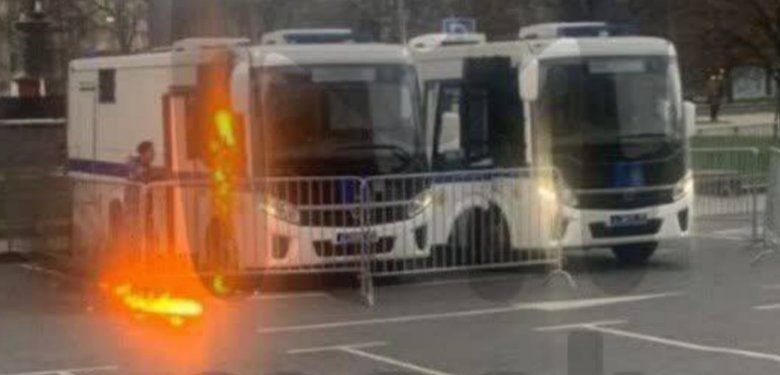 Мужчина бросил коктейль Молотова в автозак в центре Москвы 01