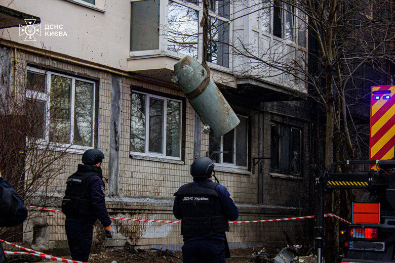 Вилучення частини російської ракети у Києві
