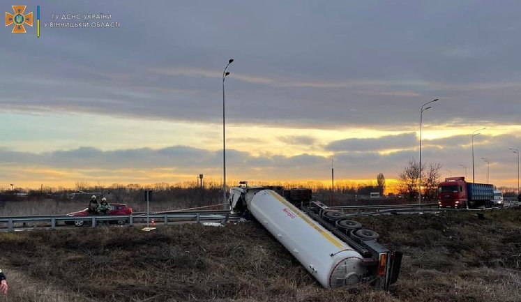 Автоцистерна з аміаком перекинулася поблизу Вінниці, - ДСНС. ФОТОрепортаж