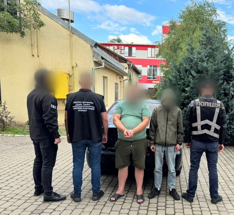 На Закарпатті викрили двох чоловіків за переправлення