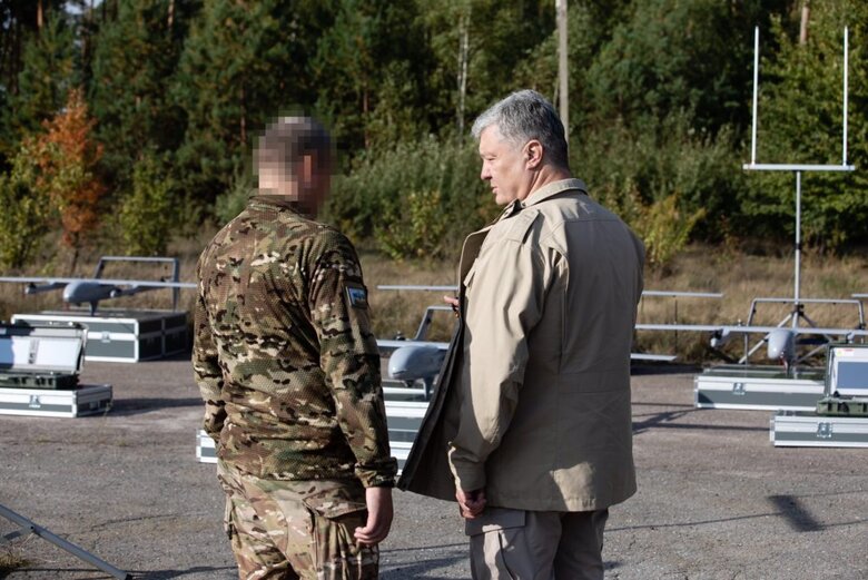 Порошенко передав українським захисникам шість безпілотників Очі Арти 02