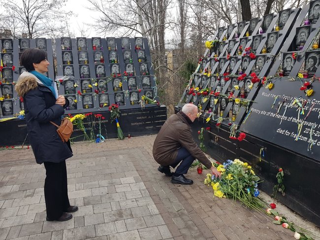 Посол Франции Понсен почтил память Героев Небесной Сотни 02