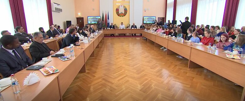 Беларусь провела встречу иностранных дипломатов с похищенными украинскими детьми 01