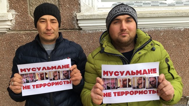 Мусульмани не терористи, - в окупованому Криму відбувається флешмоб на підтримку засуджених у справі Хізб ут-Тахрір кримських татар 05