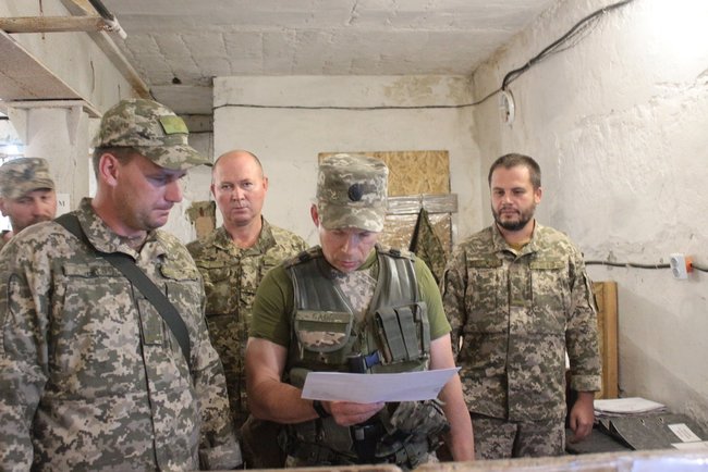 Командувач ООС Сирський перевірив бойові позиції в районі н.п. Піски, - штаб 01