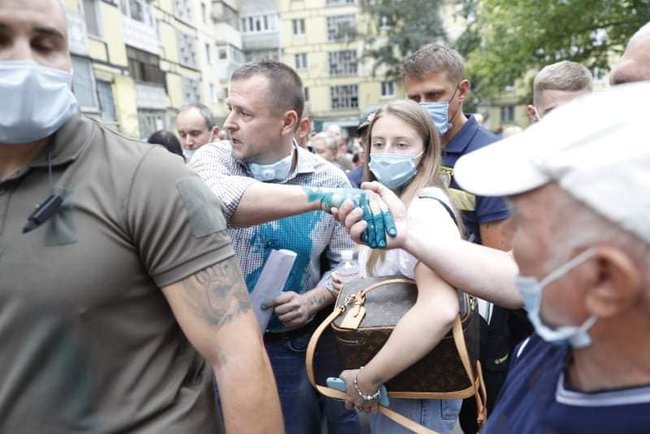 Мера Дніпра Філатова облили зеленкою 07