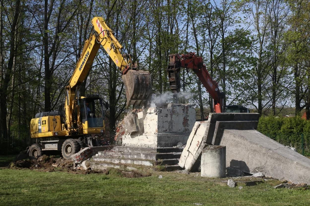 У Польщі знесли пам’ятник подяки Червоній армії 04