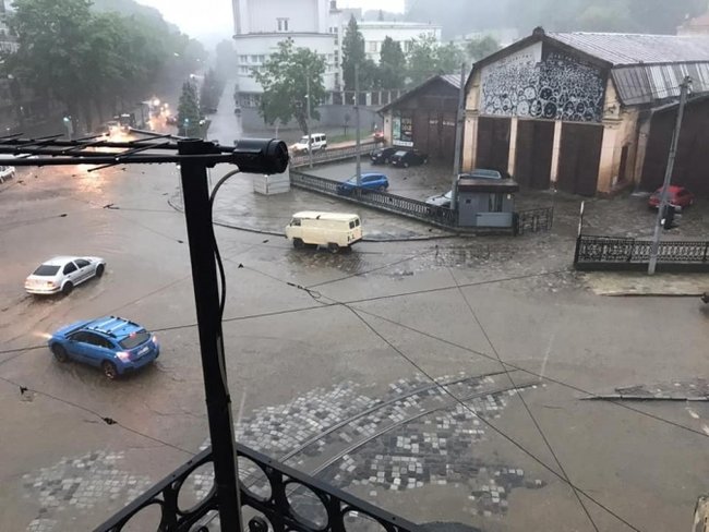 Жінка загинула через негоду у Львові 04