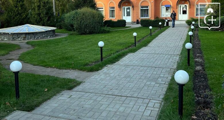 Безпілотник РФ вбив людину біля магазину на Сумщині: загинула мати трьох дітей. Коли її намагалися врятувати, росіяни скинули ще одну гранату 07