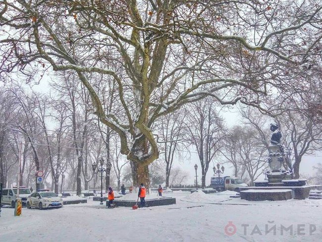 Одесу завалив сильний снігопад: рух у місті паралізовано 02