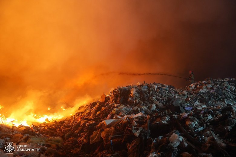 Сміттєвий полігон палає на Закарпатті: що відомо?