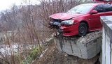 Иномарка сбила пешехода на тротуаре и зависла над обрывом. ФОТОрепортаж