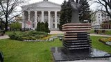 Оккупанты в Донецке заменили скульптуру Куинна In Perspective "флагом" недореспублики, - Казанский. ФОТО