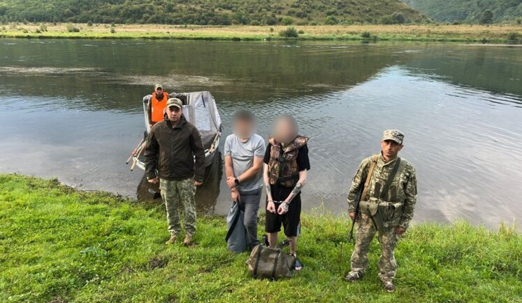 Прикордонники затримали двох чоловіків у ластах, які намагались потрапити до Молдови. ВIДЕО