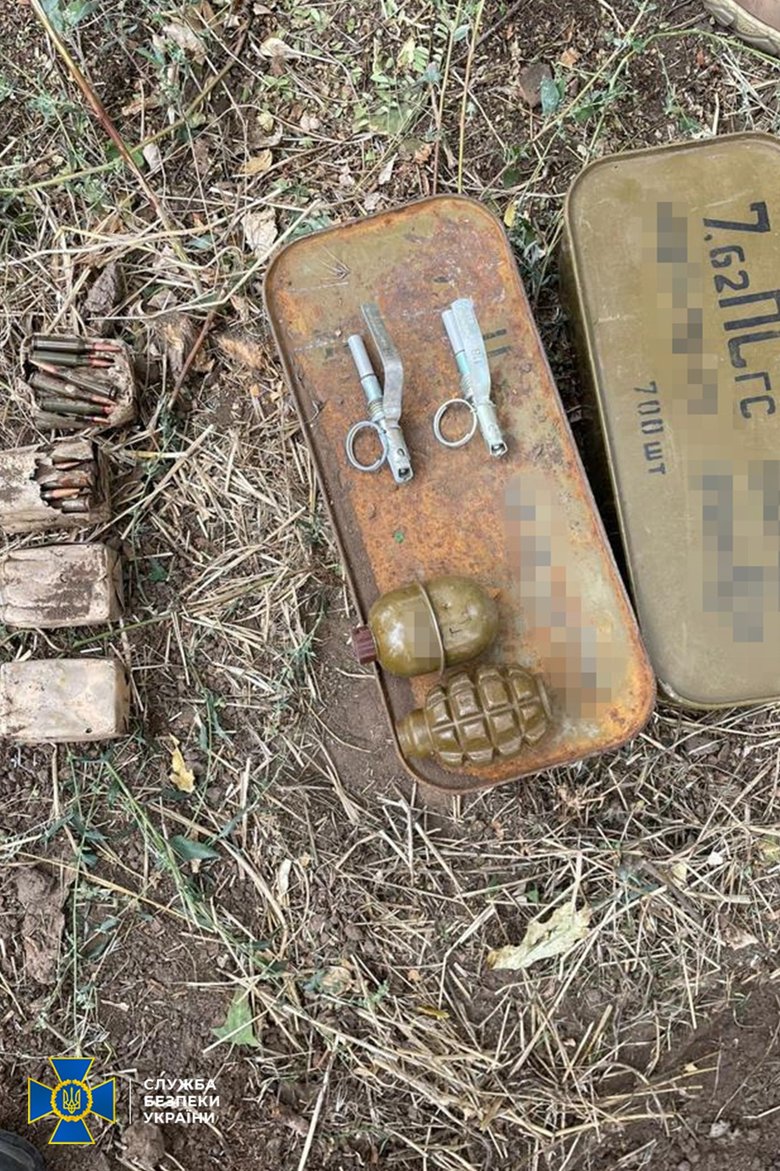 15 кг вибухівки, протитанкові міни і гранатомет: СБУ виявила в Херсоні та на Донеччині схрони з бойовими засобами ураження 04