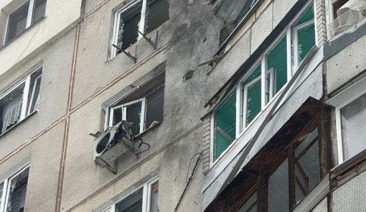 Россияне ударили по многоэтажке в Харькове: ранена женщина. ФОТОРЕПОРТАЖ