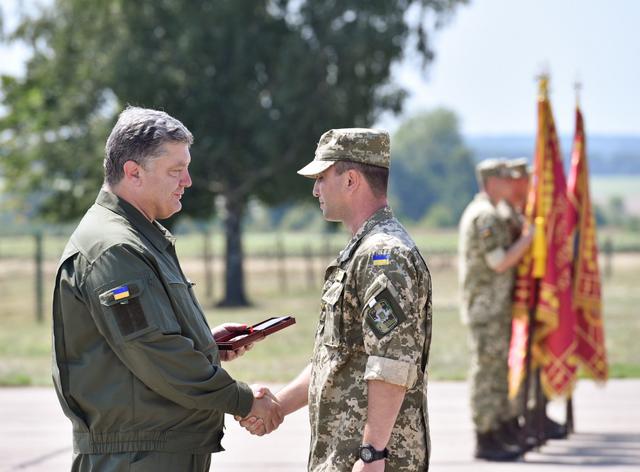 Порошенко наградил летчиков, выполнявших задачи в зоне АТО 01