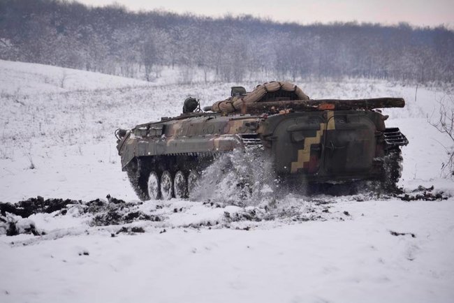 В зоне ООС на Луганщине прошли учения экипажей БМП 46-й ОДШБр 10
