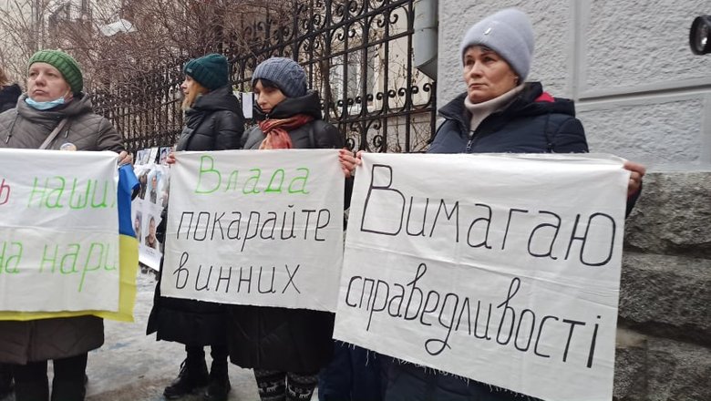 Требую справедливости: родные погибших военнослужащих пикетировали ОП с требованием расследовать случаи небоевых потерь 16