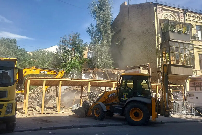 На Подолі в Києві без дозволу знесли одну з найстаріших дерев’яних садиб - двохсотлітню 01