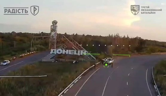 Операторы 93-й бригады "Холодный Яр" оптоволоконным FPV-дроном поразили группу рашистов в Донецке. ВИДЕО