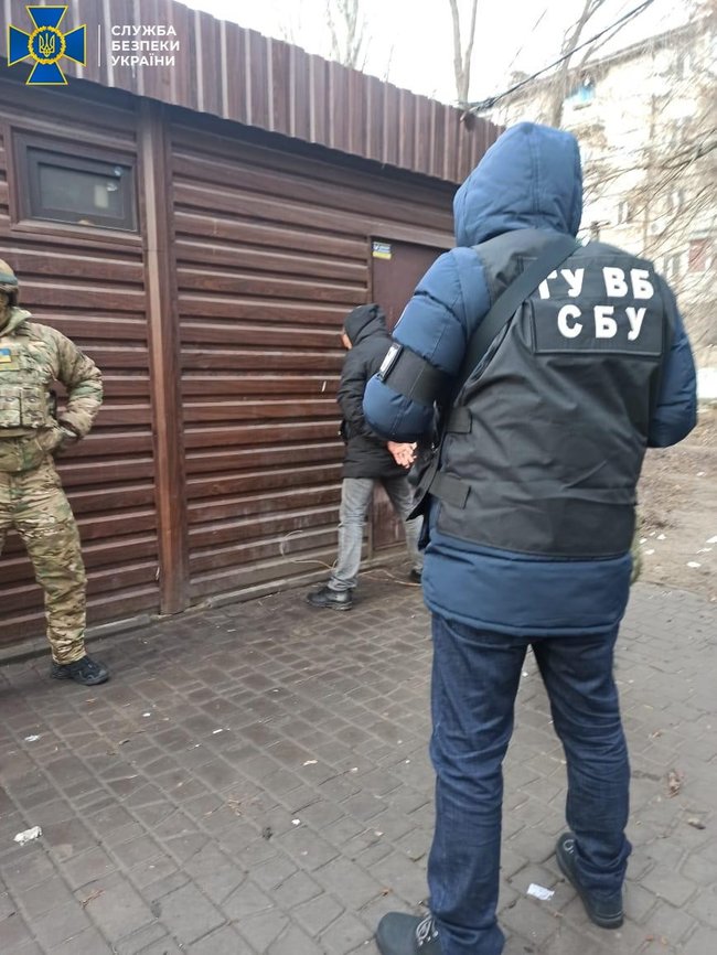 Иностранец-наркоторговец планировал подбросить наркотики сотруднику СБУ в Запорожье 02