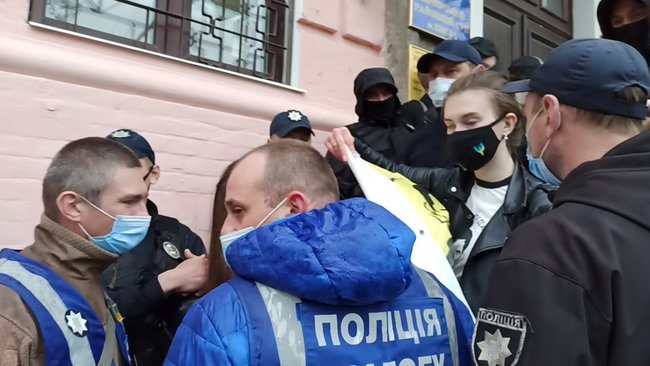 Титушки сорвали развернутый под судом баннер Стус чекає. Медведчук під арешт!, произошла потасовка 17 Титушки сорвали развернутый под судом баннер Стус чекає. Медведчук під арешт!, произошла потасовка 17