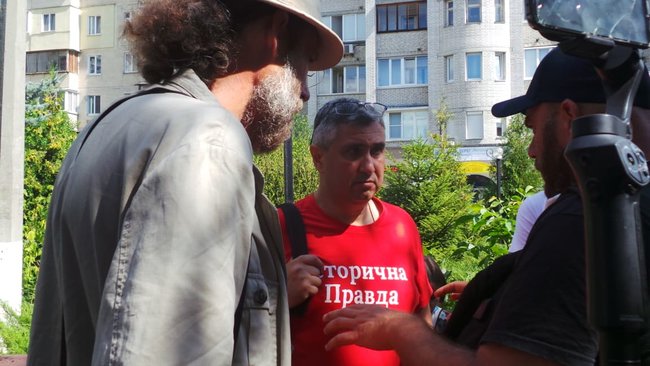Суд продолжил рассмотрение иска Медведчука о запрете продажи книги о Стусе: под зданием суда проходит акция протеста 13