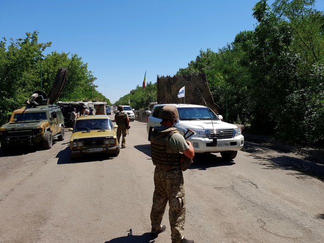 Украинские пограничники не пропустили через линию разграничения 282 человека из-за отсутствия документов 02