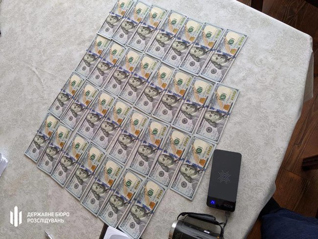 ДБР викрило чиновника Дніпропетровської митниці, який покривав незаконне ввезення імпортних автомобілів 03