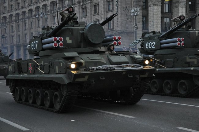 Від Точки-У до Джавелінів: вражаючі кадри 250 одиниць бойової техніки на Хрещатику 38