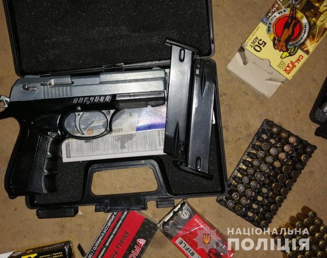 Двоє жителів Дніпропетровщини продавали зброю в соцмережі, товар висилали поштою, - Нацполіція 04