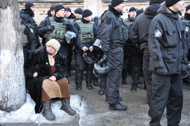 Donbas blockade supporters put up tent near Presidential Administration 05