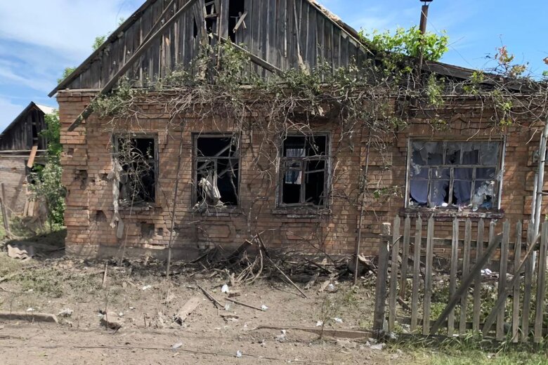 В місті пошкоджені 8 багатоповерхівок й 25 приватних будинків.