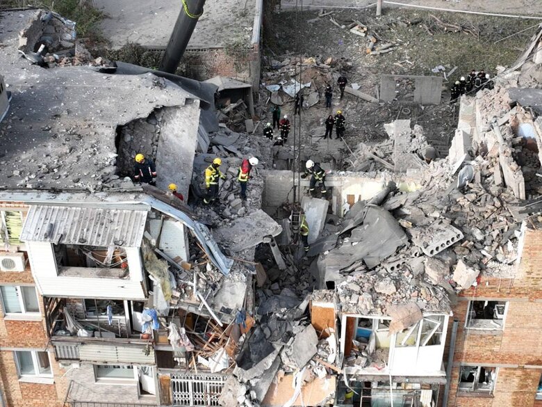 In Mykolaiv, search operation under rubble of residential building hit by Russian rocket was completed: body of another deceased was found 01