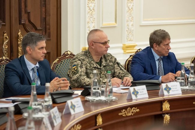 Зеленський провів нараду з питань енергетичної безпеки за участю членів РНБО 05