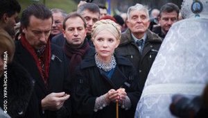 "Бывшие" с народом почтили память жертв Голодомора. ФОТОрепортаж