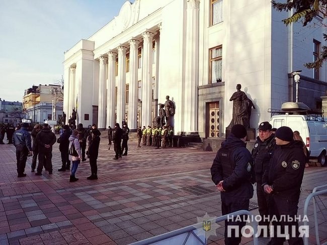Правоохранители взяли правительственный квартал Киева под усиленную охрану из-за проведения акции протеста, - Нацполиция 04