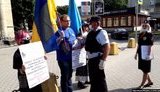 Активист в России упал при задержании, случайно сбив кепку с полицейского, на него завели уголовное дело. ВИДЕО