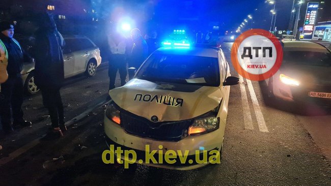 Пьяный водитель в Киеве протаранил полицейское авто, правохранительница попала в больницу, - соцсети 06