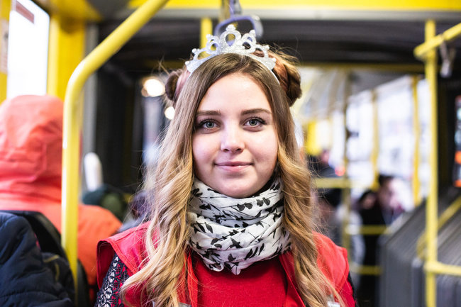 Конечно, хочется большую зарплату и спокойных пассажиров, тогда будет еще лучше, - 18-летняя кондуктор Валерия Пикулина ведет Instagram о работе в Киеве 01