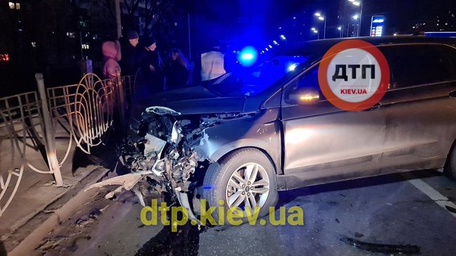 Пьяный водитель в Киеве протаранил полицейское авто, правохранительница попала в больницу, - соцсети 12
