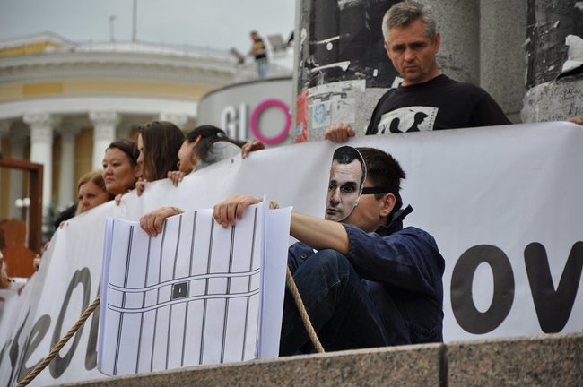 Save Oleg Sentsov: активісти в масках Сенцова, Трампа, Меркель і Путіна організували перфоманс на Майдані 13 Save Oleg Sentsov: активісти в масках Сенцова, Трампа, Меркель і Путіна організували перфоманс на Майдані 13