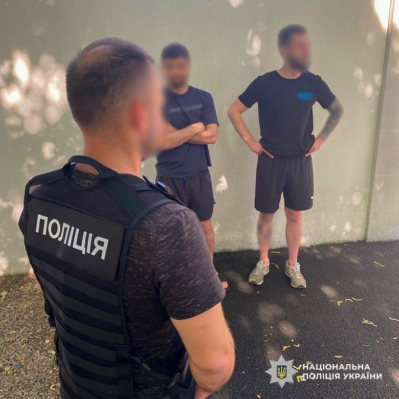 Троє чоловіків вибивали неіснуючий борг з хлопця у Дніпрі