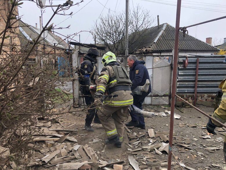 Російські загарбники обстріляли житлові будинки у Нікополі 01