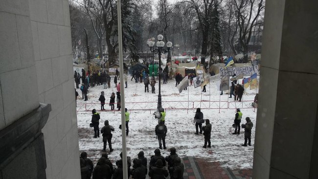 Saakashvili joins rally outside Rada 03