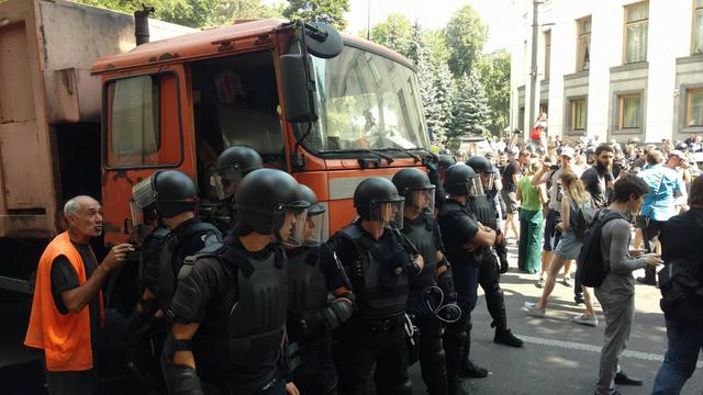 Protesters clash with police near Rada building 13